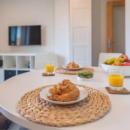 Cozy Close To The + Free Parking *