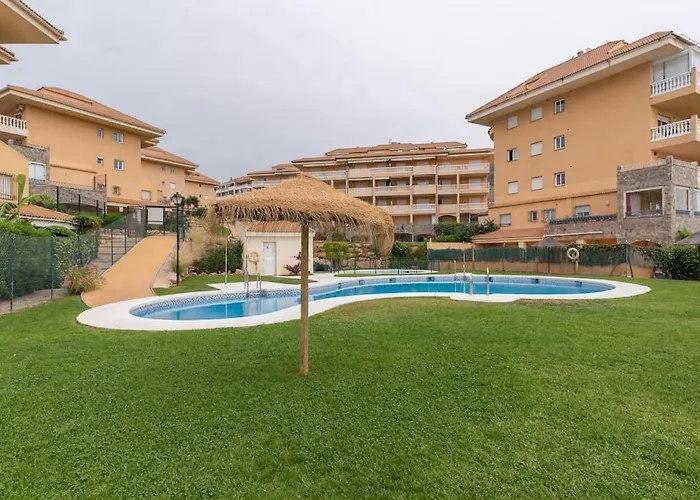 Cozy Close To The + Free Parking *