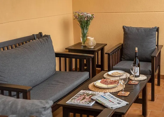 Cozy Close To The + Free Parking *