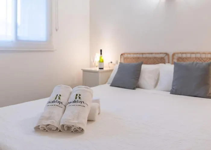 Cozy Close To The + Free Parking *