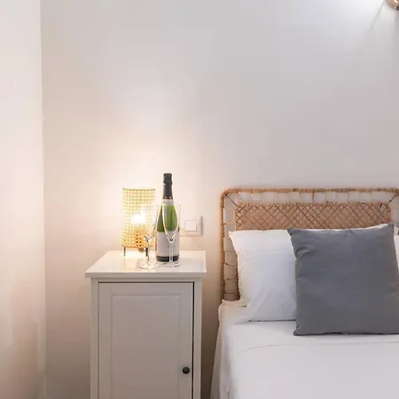 Cozy Close To The + Free Parking דירה