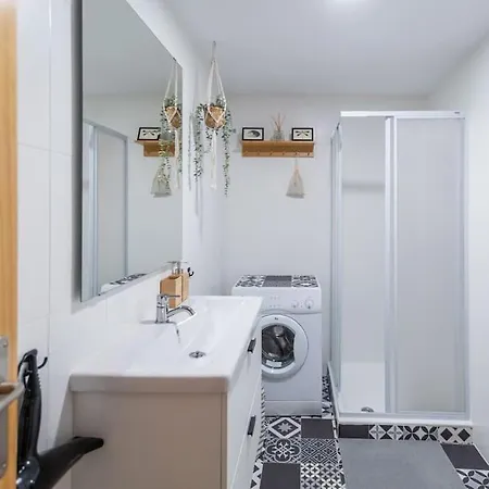 Cozy Close To The + Free Parking פואנגירולה