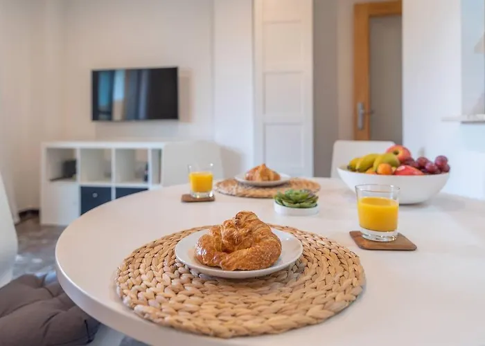 Cozy Close To The + Free Parking *